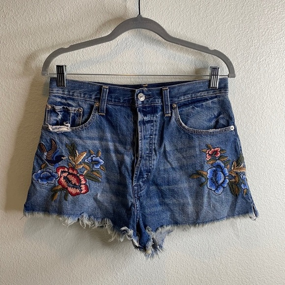 Abercrombie & Fitch Pants - Abercrombie & Fitch embroidered high waist shorts